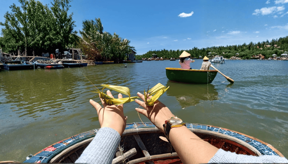 Immerse yourself in local culture by learning how to weave intricate handicrafts from coconut leaves (Source: Fanpage Hoi An Green Coconut Village)